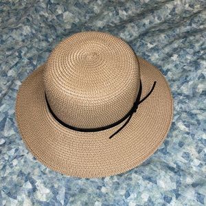 Main character Aritzia hat